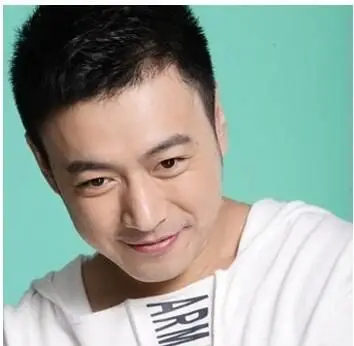 年纪大一点的圆脸胖男士们,在2017年不妨将乌黑的头发剃成毛寸短发