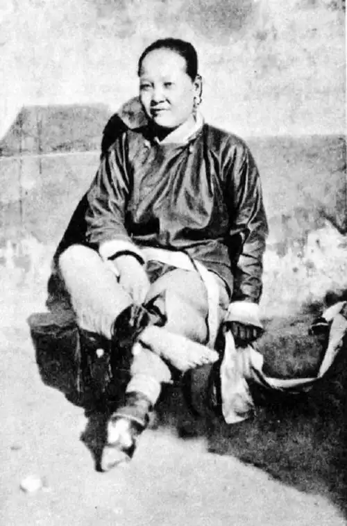 全国禁止缠足是在孙中山就任临时大总统后,于1912年3月13日发布命令