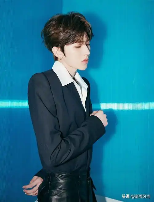 蔡徐坤新歌舞台皮裤造型 蔡徐坤新歌舞台皮裤造型 - 上广常识