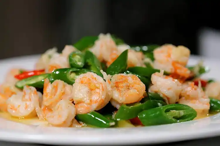 辣椒炒虾仁一道简单的家常菜,是平时餐桌上的常客