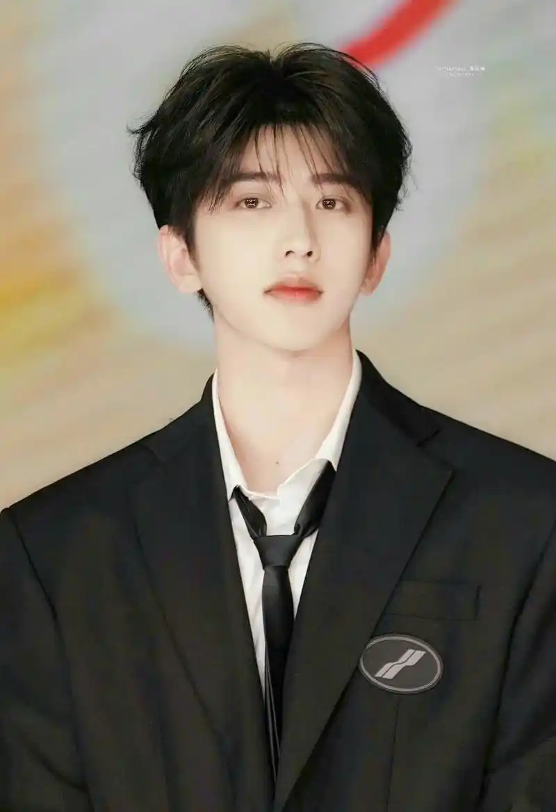 蔡徐坤和朱梓骁的早照?年龄相差12岁!