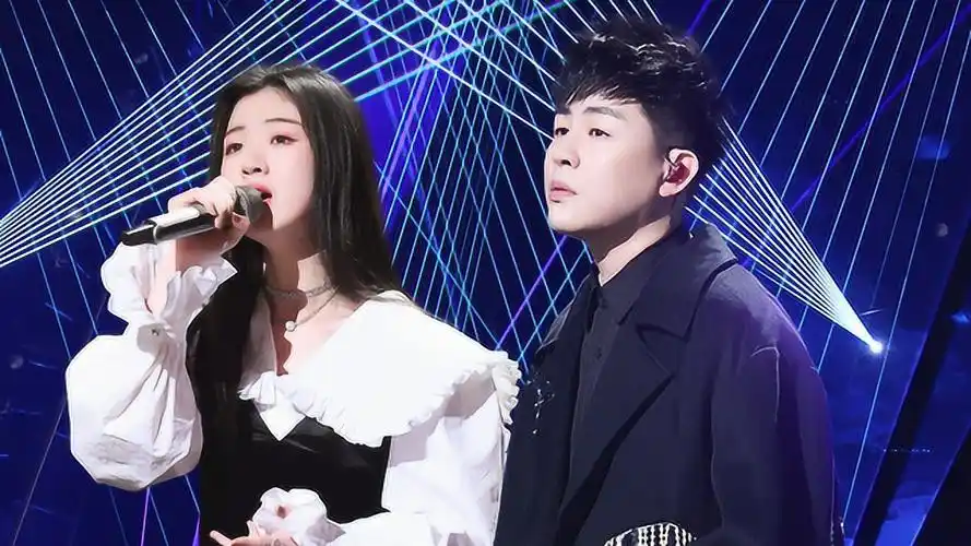 胡彦斌单依纯合唱不必在乎我是谁仿佛耳边低喃故事就在你眼前