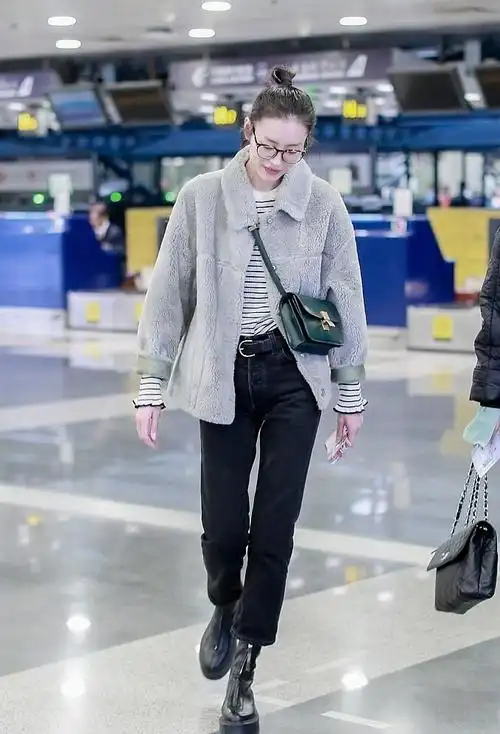 刘雯机场街拍每个人都需要的时髦又简单的内搭~ liuwen × erdos