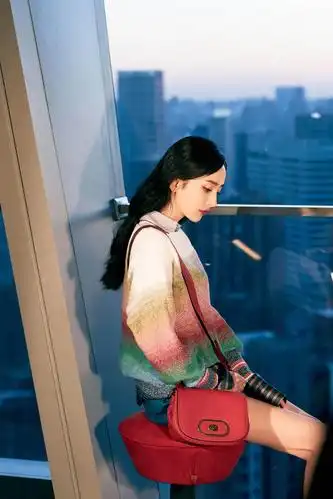 杨幂厉害了,彩虹色毛衣少女感十足,长腿配短裙美得过分