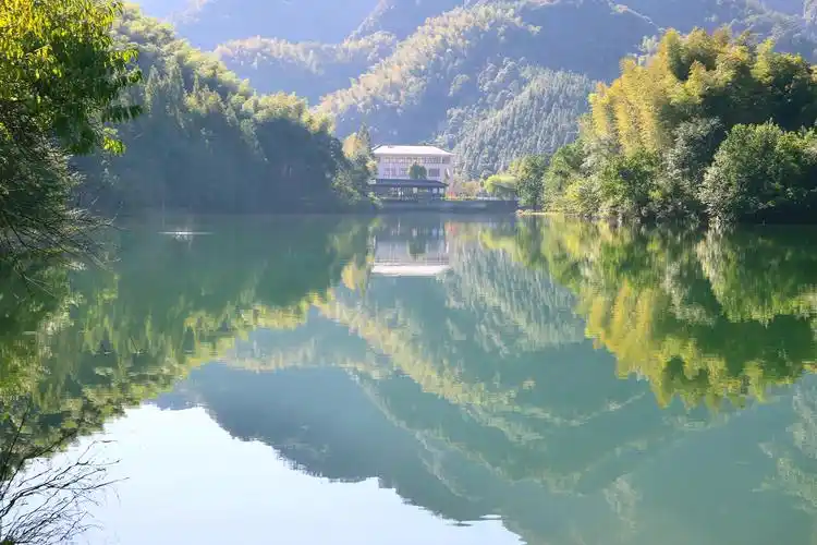 《人与山水相融是最美的风景》2021年8月29日摄于白沙溪畔皂里村