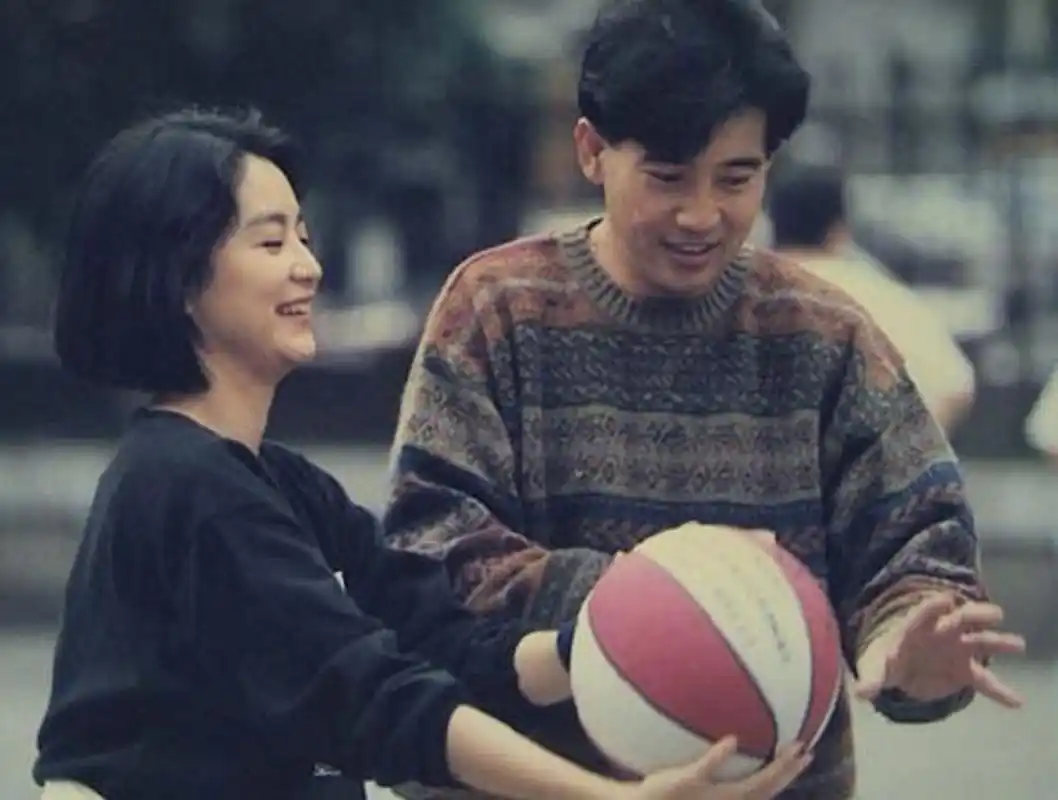 明星年轻时的老照片:图2年轻时的张铁林,图3秦汉与林青霞