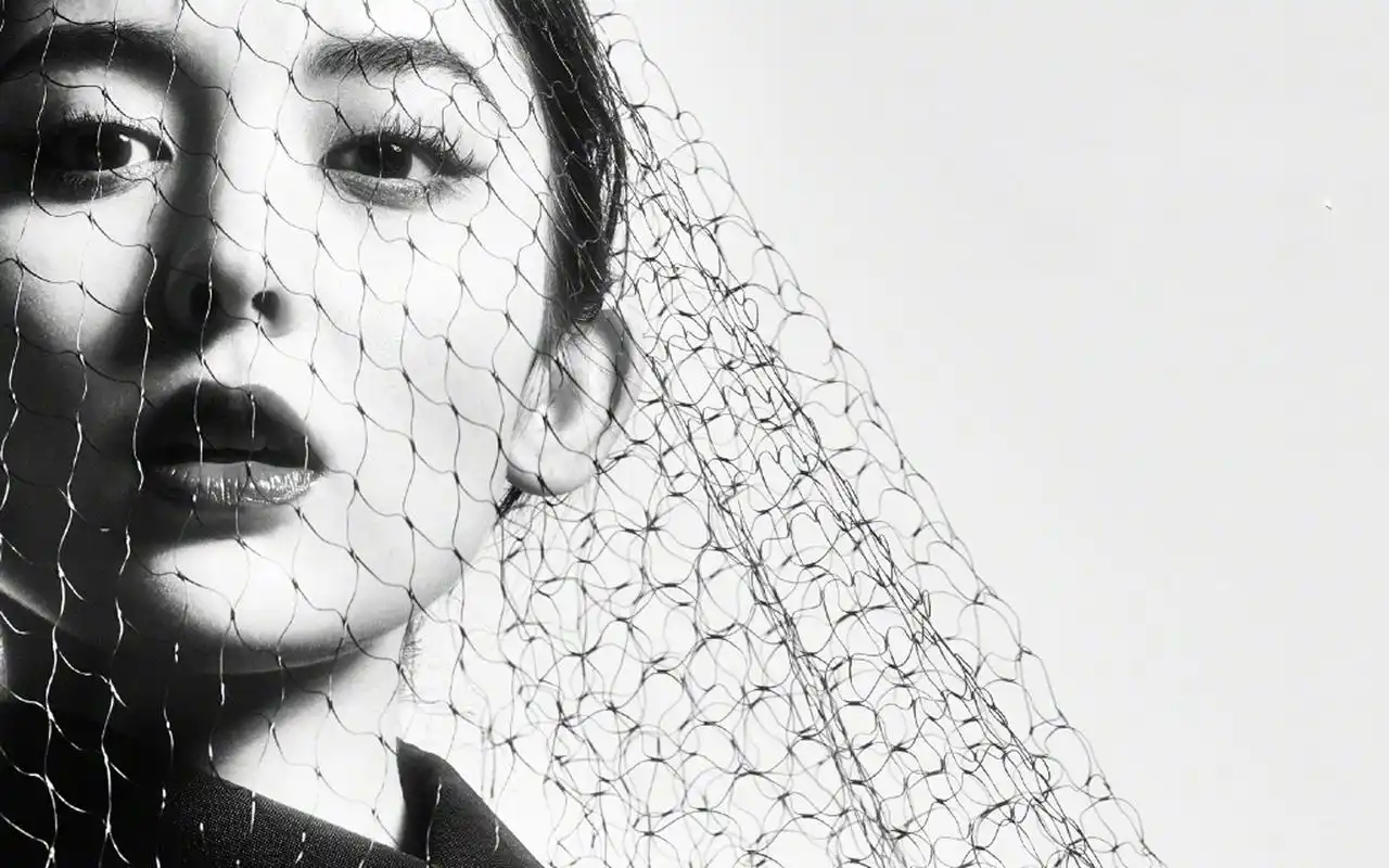 古力娜扎黑白质感写真大片桌面壁纸