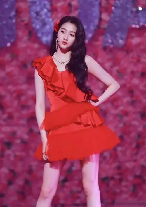 被牛拉着跑#关晓彤犁地主打的就是一个手忙脚乱被牛拉着跑哈哈哈哈哈