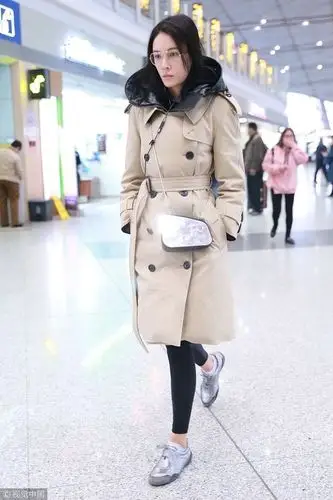 "龙女郎"张蓝心素颜亮相机场 卡其色大衣束腰露小气腿身材高挑