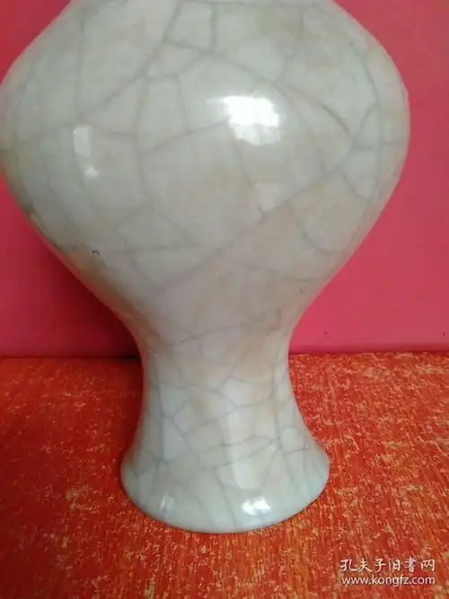 瓷器一个:底款"宣政年间开封府督造东京官窑归于天成宋徽宗御贡"