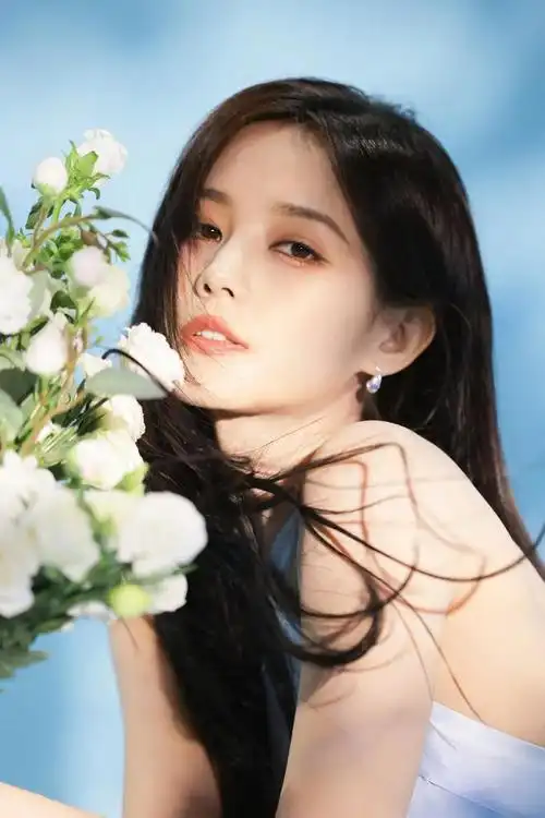 李一桐丝绸蓝裙太美了