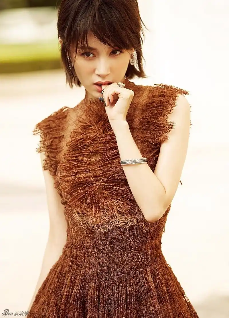 组图:王子文复古风街拍曝光 千褶裙唯美优雅_高清图集_新浪网