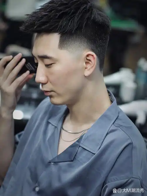 飞机头是一个极好的发型,而且也是非常流行的发型,也是好多男孩子喜欢