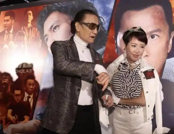 87岁谢贤近况揭晓,与友人街头选购六合彩,衣着风尚胜过年轻潮男