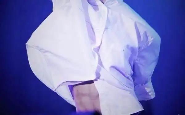 王俊凯晒腹肌,被网友嘲讽,就这几根骨头只能挨一拳!_网易订阅