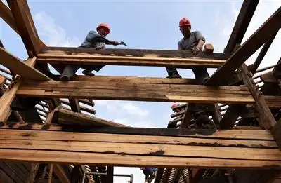 4月13日,在安徽铜陵义安区西联镇犁桥老街,徽派建筑匠人在修复明清