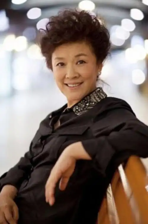 宋春丽是演艺圈的著名演员,参演过《便衣警察》,《风雨丽人》,《红颜