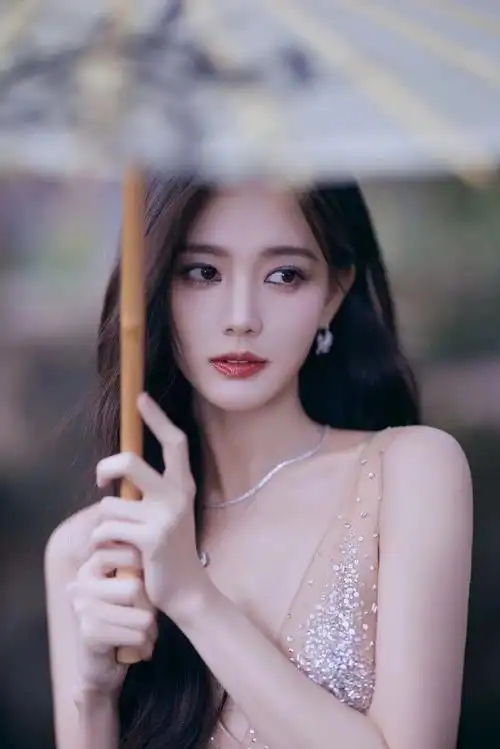 李一桐近期6套妆造对比