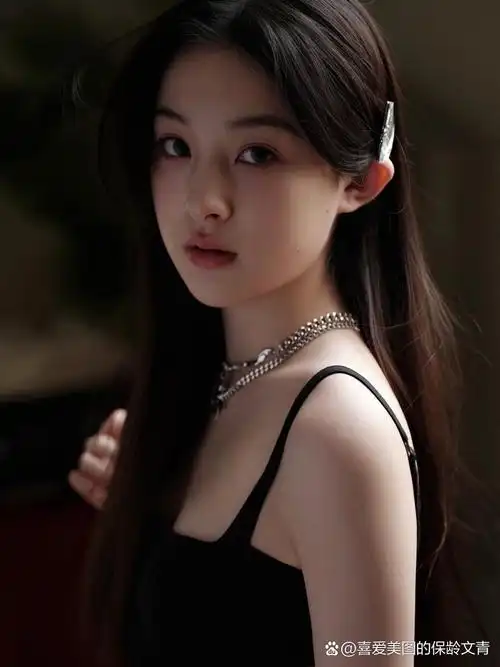 今天阳光明媚,翻看着顾语涵的写真,仿佛整个世界都明亮了起来.