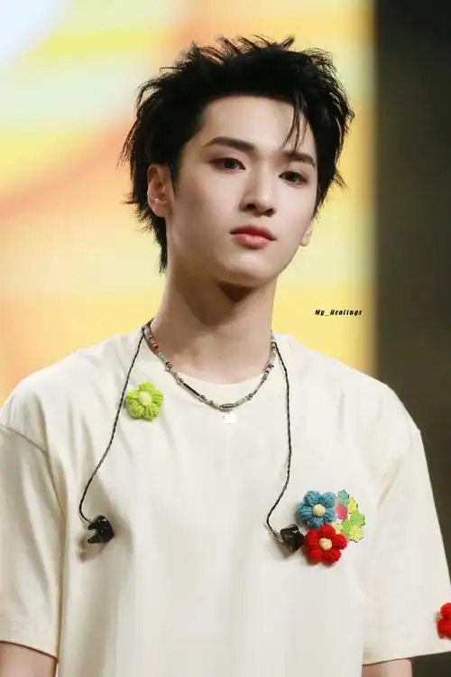 龙年添个新装扮#永远会沈溺在你的眼神中走不出来@时代少年团-严浩翔p