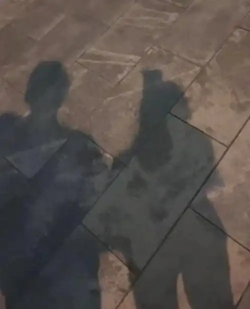 特步小公主订婚后首次秀恩爱!穿搭休闲不走名媛风,明星脸超可爱