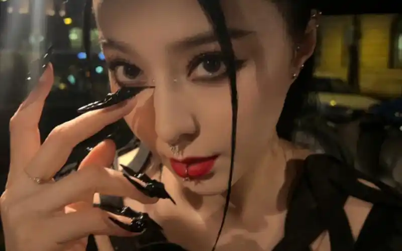 【范冰冰】巴黎时装周第四套造型,依旧是不打安全牌尝试哥特风.