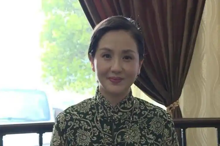 她事业巅峰时前夫不幸去世,低调守寡10年,如今二婚宠成公主!_陶慧敏