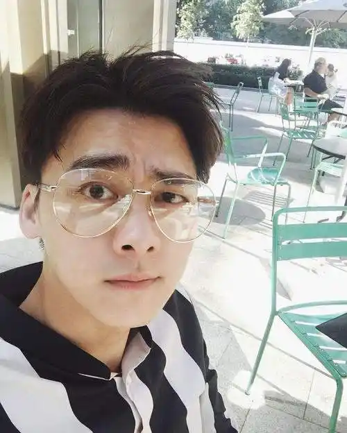 曝李易峰早已结婚,女方家族背景强大,结婚时还签了协议_网友_王嘉尔