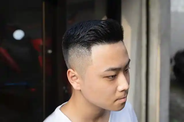 男生两边铲光清爽帅气夏天发型就该这样剪轻熟有魅力