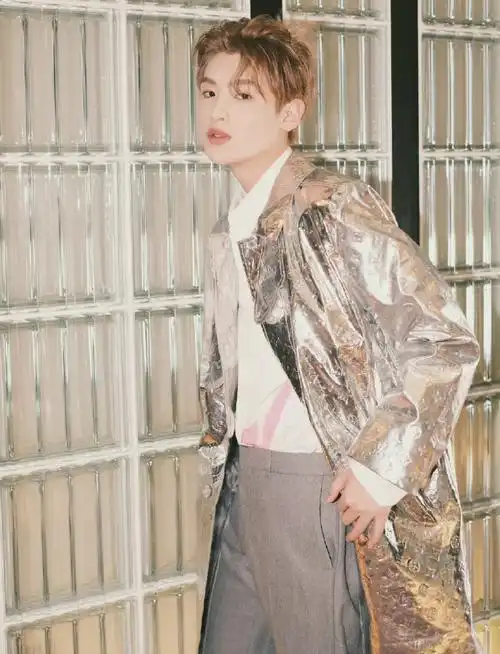 黄明昊金发苹果头造型#黄明昊最新品牌活动,身穿路易威登2021秋冬