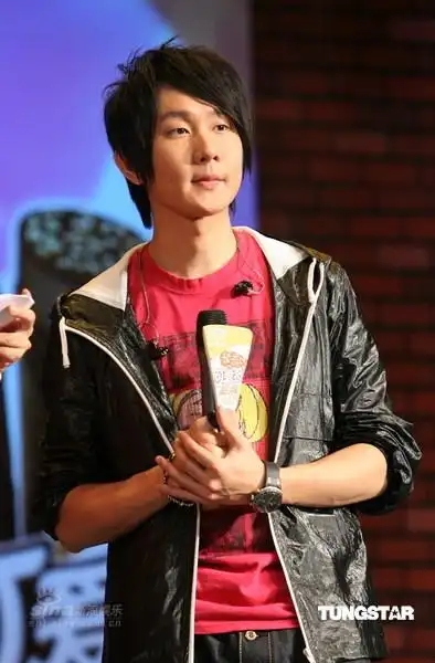 组图:林俊杰金莎不避嫌 亲密搞怪合影手势一致