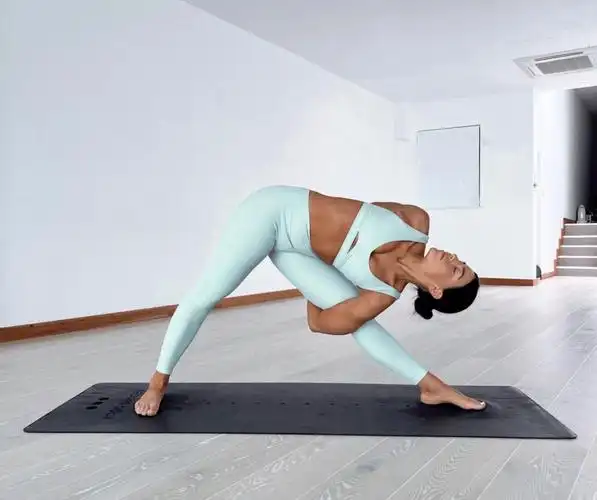 看似简单的瑜伽三角式竟有6种变体难度有点大