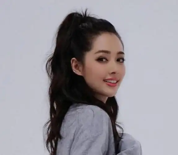 郭碧婷这次剪对发型了齐耳短发扎半丸子头优雅女人变邻家姐姐