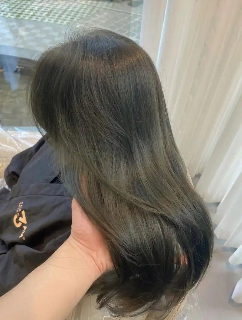 我又染头发了,素颜都好看的免漂烟熏青灰色 78152021流行款发色