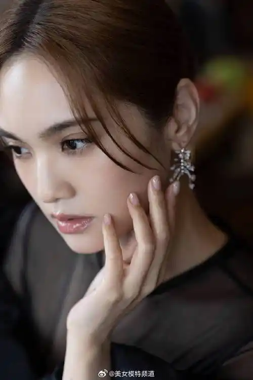 杨丞琳着黑色长裙勾勒曼妙身姿 珠宝点缀仪态优雅