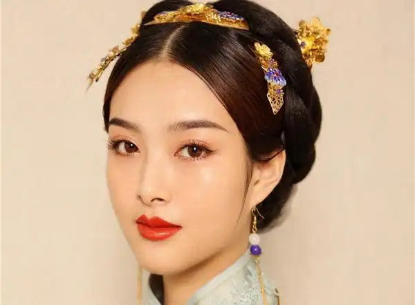 绝世独立,举手投足间尽显端庄优雅…青丝馆正,中式新娘盘发造型发型