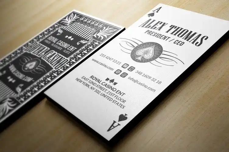 简约优雅的游戏扑克牌名片设计样机模板