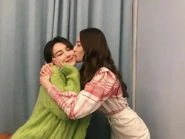 张馨予晒与迪丽热巴闺蜜情吃宵夜聊到天亮贴脸合照美如双胞胎