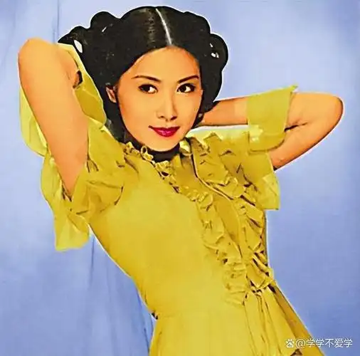 他是一个跑车名手,与罗拉一同享受奢华与快乐.