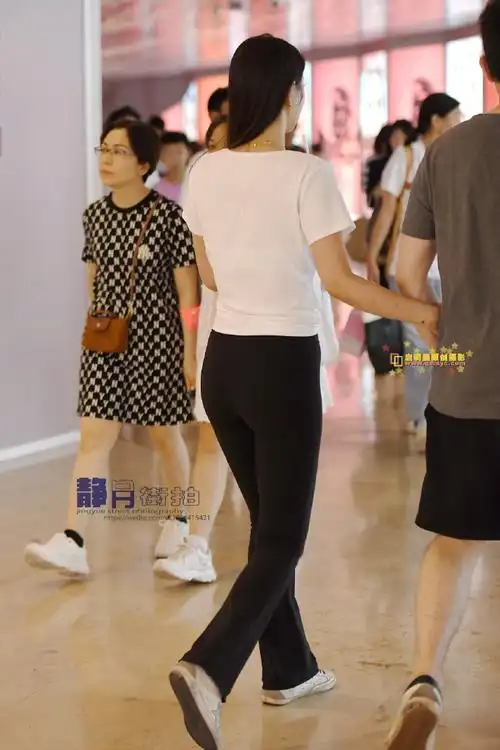 街区的倩影      @启明星原创摄影-  街拍超话#最美背影女孩