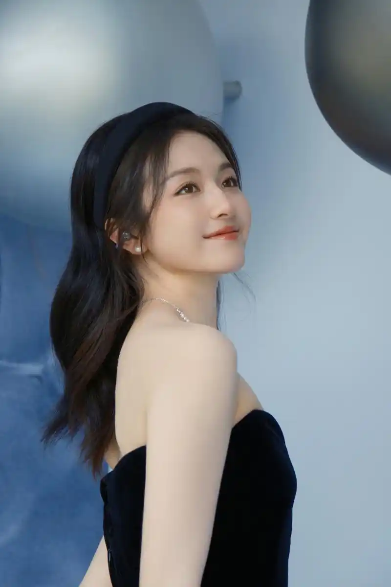 李兰迪清纯甜美,气质优雅,满满少女感好养眼!