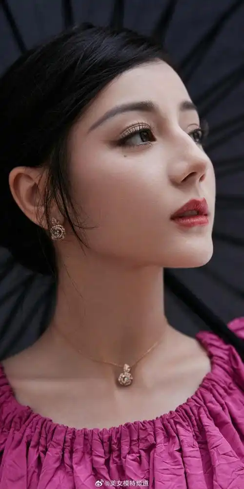 迪丽热巴火龙果公主裙灵动柔美