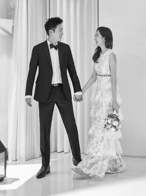 成宥利安成贤公开画报般唯美婚纱照片