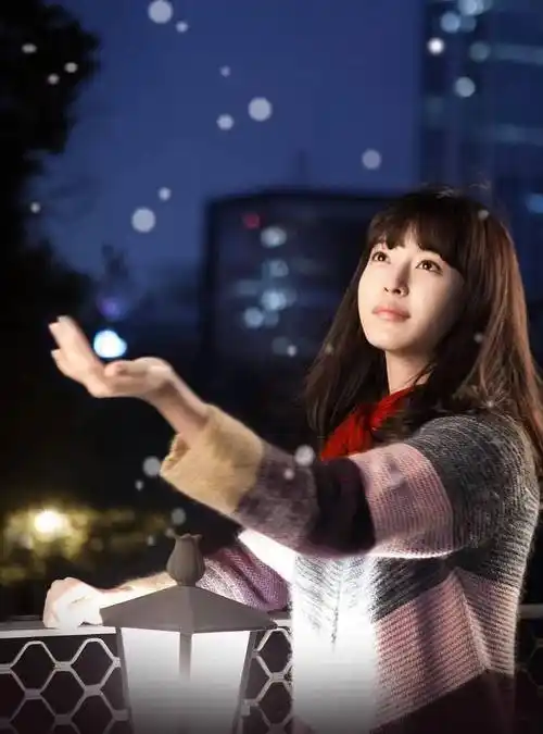 韩艺瑟化身"猫",用独特的彩色隐形眼镜展现"时尚之美"!