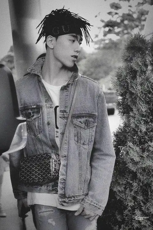 王子异陈冠希握手拖把发型让他成表情包蔡徐坤被粉丝夸是睫毛精