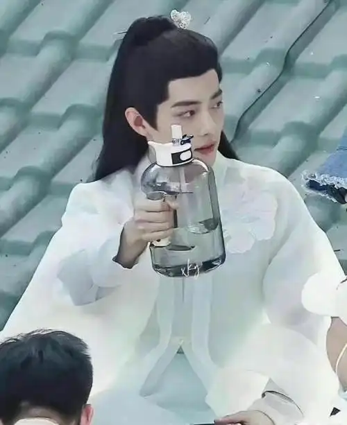 肖战的粉丝们纷纷表示,肖战喝水时候的样子也太可爱了,评论区霎时间就