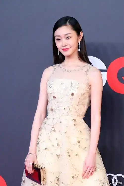 演艺圈中许多演员都有过被换角的经历,宋轶居然也有