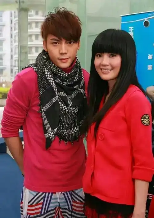 英皇电影巡礼:陈伟霆和阿s同框,谢霆锋站c位,张学友帅气逼人