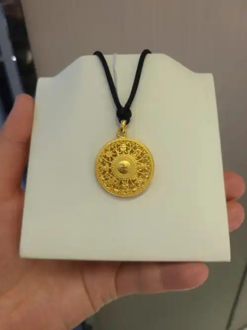 周大福线下实体店足金吊坠
