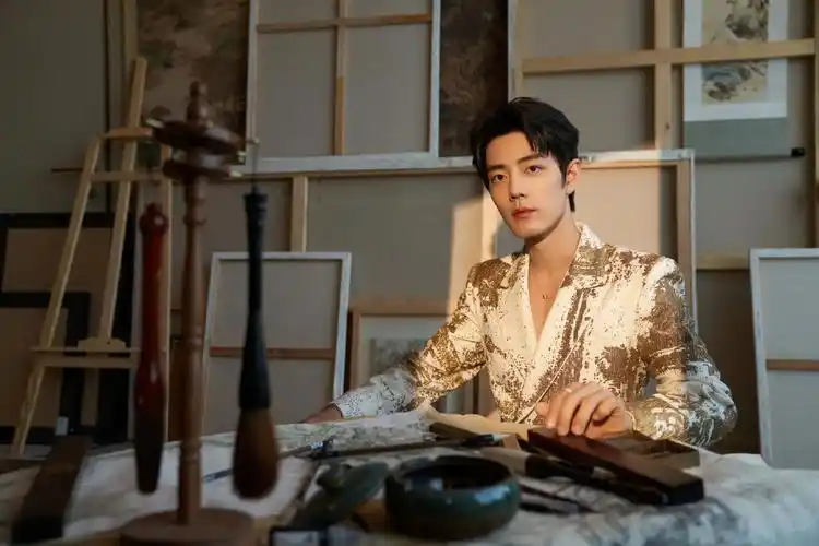 肖战出席第二届年度盛典 #新鲜的肖战来了 清俊今天这造型绝 - 抖趑